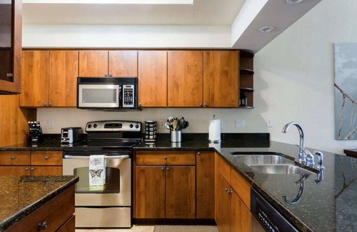Highland Lake Estates Condo | Elegant Lake Travis Views with 3 Pools & Fitness Center