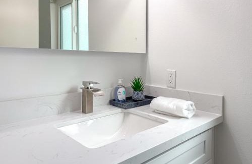 Valle Lindo Apartment | Cozy 2-Bed Retreat Near Disney - Pet Friendly & Family Ready