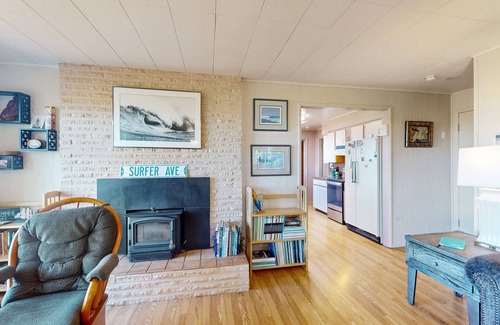 Westport House | Charming Cabin Retreat with Ocean View & Free WiFi