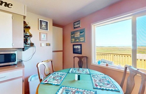 Westport House | Charming Cabin Retreat with Ocean View & Free WiFi