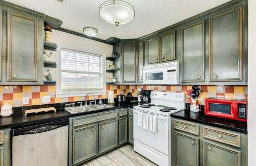 Surfside Beach House | Beachside Bliss: Sweet Caroline, Pet-Friendly & Family-Ready