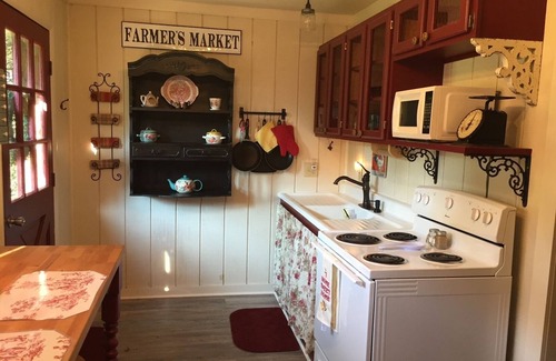 Beavercreek House | Private Cottage Ideal for a Romantic Getaway, Breakfast Included