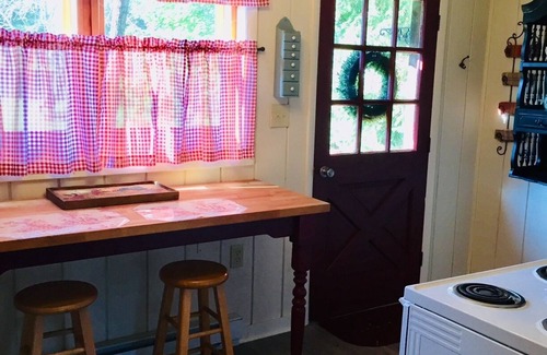 Beavercreek House | Private Cottage Ideal for a Romantic Getaway, Breakfast Included