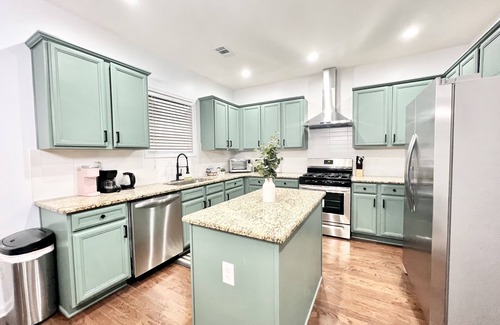 Sugar Hill House | Cozy 5BR Home with Kitchen & Pet-Friendly Amenities