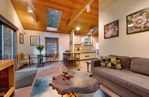 Villa Grande Cottage | Charming Dog-Friendly Cottage with River Access & Fireplace