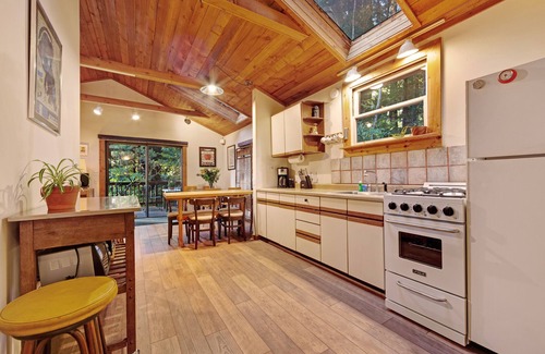 Villa Grande Cottage | Charming Dog-Friendly Cottage with River Access & Fireplace