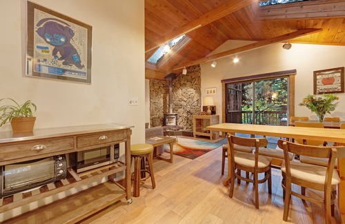 Villa Grande Cottage | Charming Dog-Friendly Cottage with River Access & Fireplace