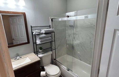 Monroe Apartment | Sweet Dreams - Your Ideal Family Escape with Spa & Breakfast