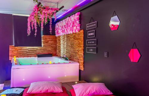 Rhone Hotel | Relaxing Retreat at Sweet Dreams Jacuzzi with Hot Tub
