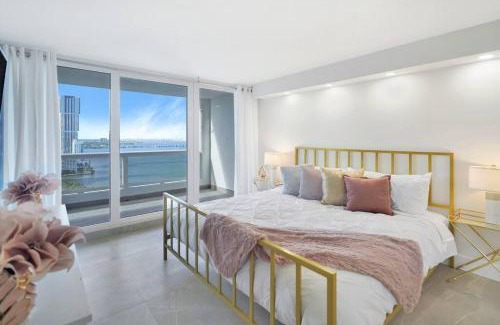 Downtown Miami Apartment | Serene Getaway: Renovated Hotel with Water Views & Pool