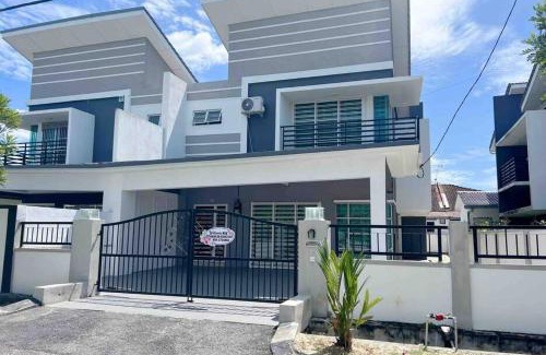 Sitiawan House | Family Retreat: Cozy Home for 11 with Free WiFi Access