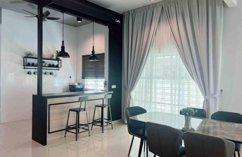 Sitiawan House | Family Retreat: Cozy Home for 11 with Free WiFi Access