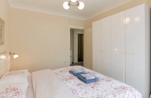 Gumussuyu Mahallesi Apartment | Sweet Home in Taksim Square with 3AC