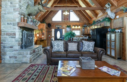 Branson Cedars House | Inviting Sweet Life Cabin: Pet-Friendly Retreat with Pool