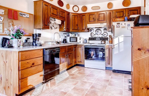 Stockbridge House | Sweet Life Chalet - 6-Person Retreat with Indoor Hot Tub