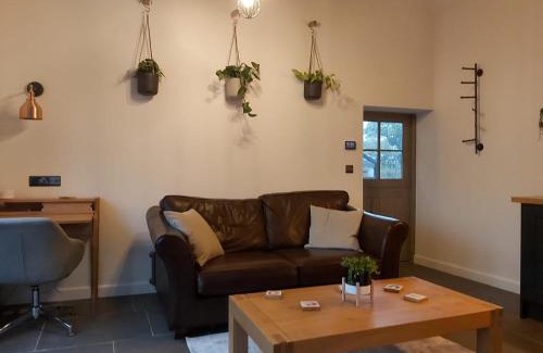 Clyst St Mary Apartment | Perfect Sweet Meadow Lodge with Breakfast & Kitchen Access