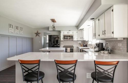 Sevierville House | Inviting Mountain Retreat with Hot Tub and Scenic Views