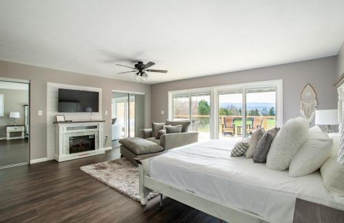 Sevierville House | Inviting Mountain Retreat with Hot Tub and Scenic Views