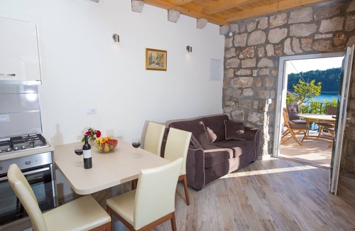 Cavtat Old Town Apartment | Charming Oldstone House with Oceanfront Pool & Breakfast