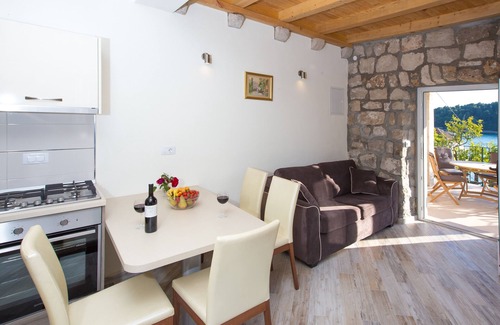 Cavtat Old Town Apartment | Charming Oldstone House with Oceanfront Pool & Breakfast