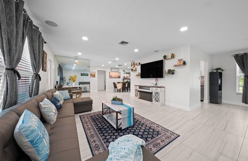 Riviera Beach House | Sweet Pink House, Near Airport/Peanut Island/Cacti Park and walk to Rapids Water Park