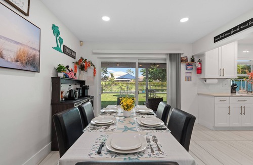 Riviera Beach House | Sweet Pink House, Near Airport/Peanut Island/Cacti Park and walk to Rapids Water Park