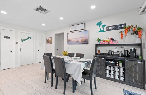 Riviera Beach House | Sweet Pink House, Near Airport/Peanut Island/Cacti Park and walk to Rapids Water Park
