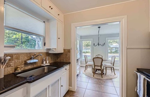 Georgetown House | Sweet Sage Cottage in Old Town Close to the Square