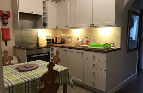Glastonbury Cottage | Charming Victorian Cottage Near High St. with Breakfast