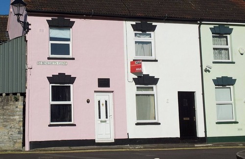 Glastonbury Cottage | Charming Victorian Cottage Near High St. with Breakfast