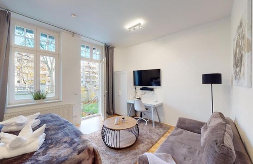 Magdeburg Apartment | SweetHome: Family-Friendly Business Apartment with Terrace