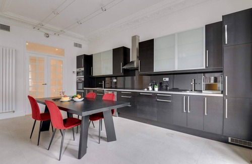 Champs-Elysees Apartment | Comfortable Cerisoles D: One Bedroom with Spa Amenities