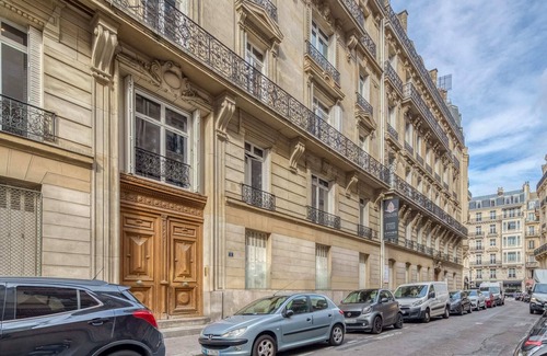 Champs-Elysees Apartment | Comfortable Cerisoles D: One Bedroom with Spa Amenities
