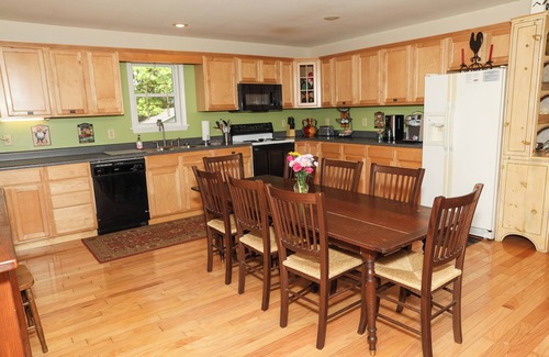 Burks Fork Cabin | Serene Sweetwater Cabin: Pet-Friendly Retreat by Buffalo Mountain