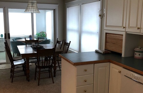 Ludington Cottage | Cozy Sweetwater Cottage by Lower Hamlin Lake – Guest Rated 9.8