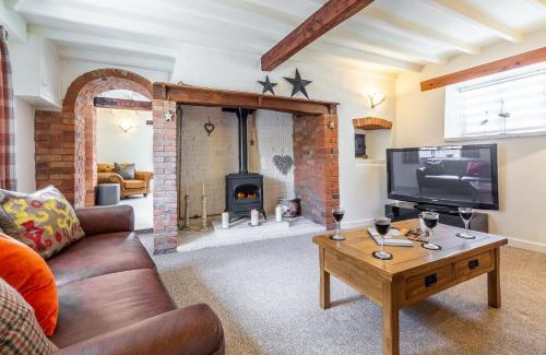 Dersingham House | Welcoming Swift Cottage: Family-Friendly Retreat Awaits