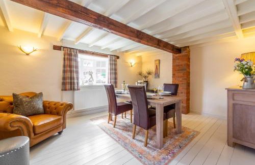 Dersingham House | Welcoming Swift Cottage: Family-Friendly Retreat Awaits