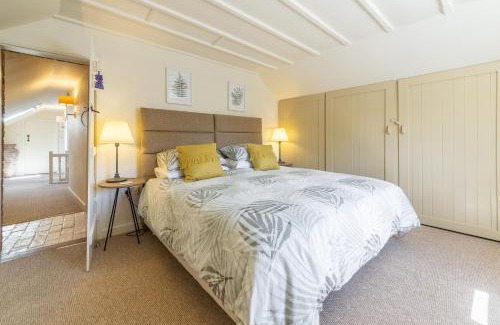 Dersingham House | Welcoming Swift Cottage: Family-Friendly Retreat Awaits