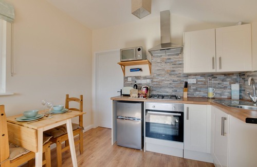 Etchinghill House | Cozy Swift One Bedroom House with Full Kitchen Amenities