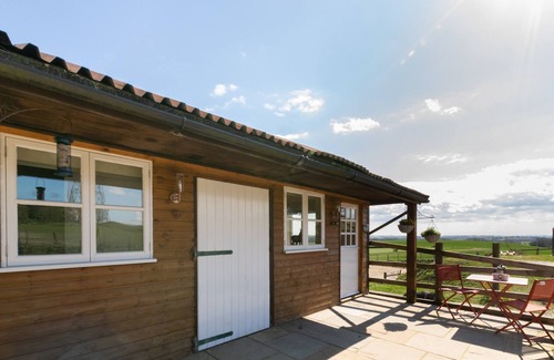 Etchinghill House | Cozy Swift One Bedroom House with Full Kitchen Amenities