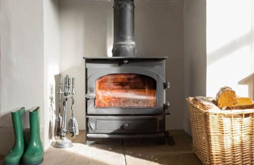 Litton House | Inviting Swift Retreat: Family-Friendly Escape with High Ratings