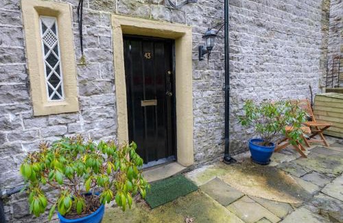 Litton House | Inviting Swift Retreat: Family-Friendly Escape with High Ratings