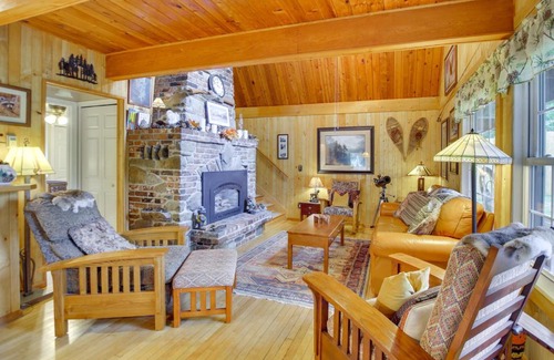 Gold Bar House | Owls Nest - Cozy Cabin with Hot Tub & Fireplace Retreat