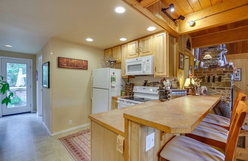 Gold Bar Cabin | Owl’s Nest - Inviting Cabin with Hot Tub & Fireplace