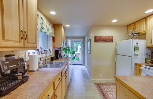 Gold Bar Cabin | Owl’s Nest - Inviting Cabin with Hot Tub & Fireplace