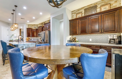 Goodyear House | Swim-Up Bar & Putting Green: Goodyear Getaway!