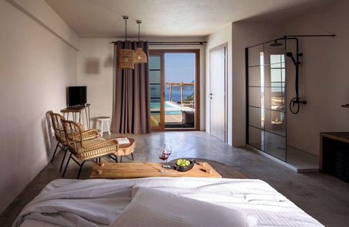 Alonissos Bed & Breakfast | Relaxing Swim Up Suite with Infinity Pool & Sea View