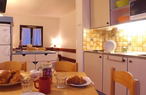 Saint-Leger-les-Melezes Apartment | Swimming pool, sauna, hammam, parking, tv, ski locker, 35m², Saint-Léger-les-Mélèzes