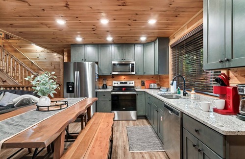 Gatlinburg - Pigeon Forge Cabin | Incredible Views at Mountaintop Pool Cabin - Rated 10/10