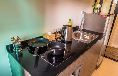 Mueang Samut Prakan District Apartment | Convenient Hotel with Pool and Gym Near BTS PuChao